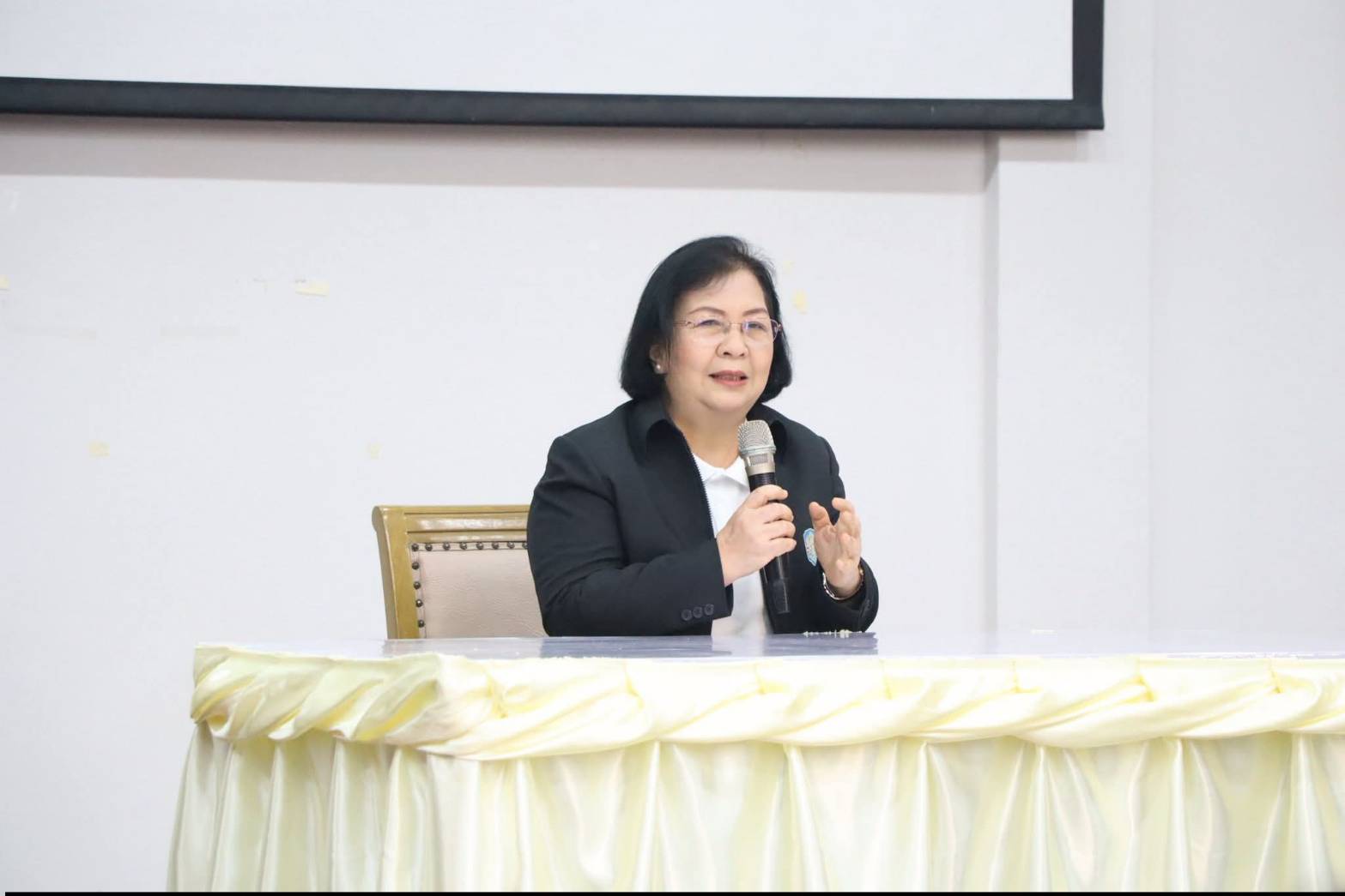 title - รองปลัดกระทรวงเกษตรและสหกรณ์ เป็นประธานในพิธีปิดและมอบประกาศนียบัตรแก่ผู้ผ่านการฝึกอบรมหลักสูตร นักบริหารการพัฒนาการเกษตรและสหกรณ์ ระดับต้น รุ่นที่ 80 ณ หอประชุมหม่อมราชวงศ์หญิงรสลิน คัคณางค์ ศูนย์ส่งเสริมและพัฒนาอาชีพเสริมนอกภาคการเกษตร (ศูนย์ศิลปาชีพ บางไทรฯ (เดิม))